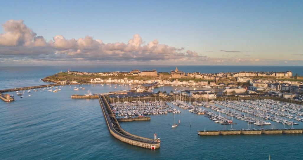 Voilier entretenu par NautikCare dans un port du Calvados